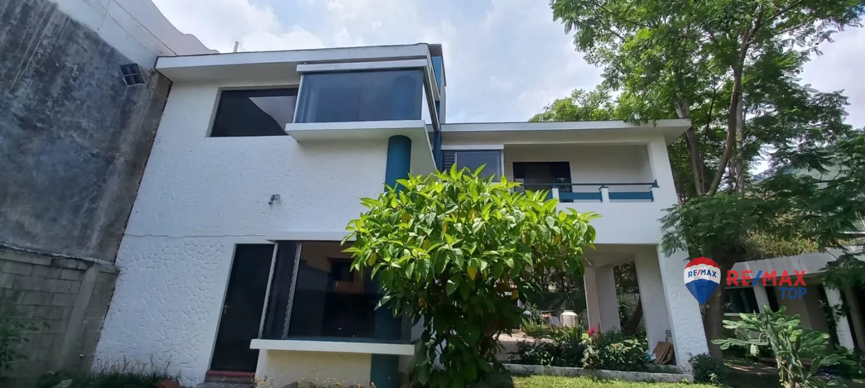 PANAJACHEL I CASA EN RESIDENCIAL l 2 APTO. INDEPENDIENTES AMPLIA PROPIEDAD CON JARDÍN FRONTAL Y POSTERIOR - 11