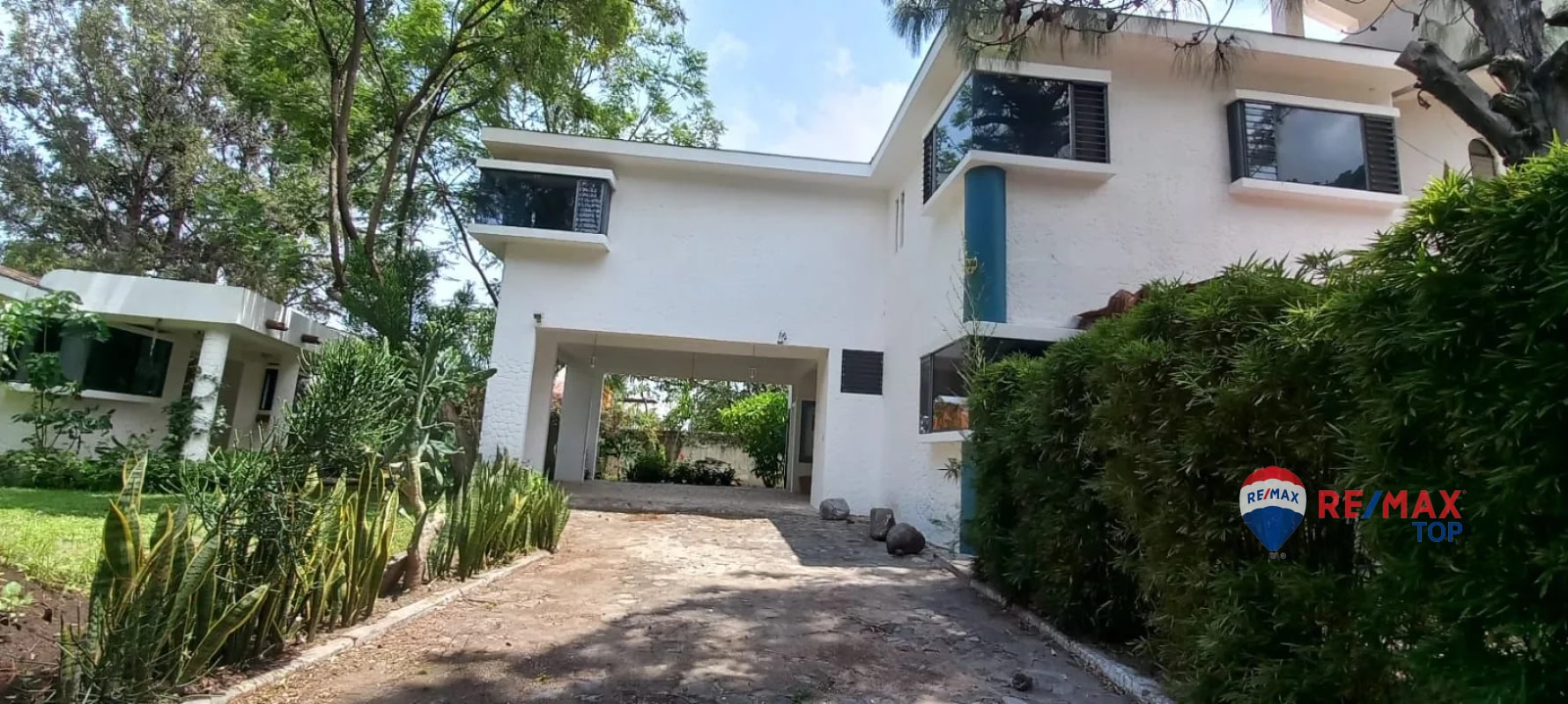 PANAJACHEL I CASA EN RESIDENCIAL l 2 APTO. INDEPENDIENTES AMPLIA PROPIEDAD CON JARDÍN FRONTAL Y POSTERIOR - 10