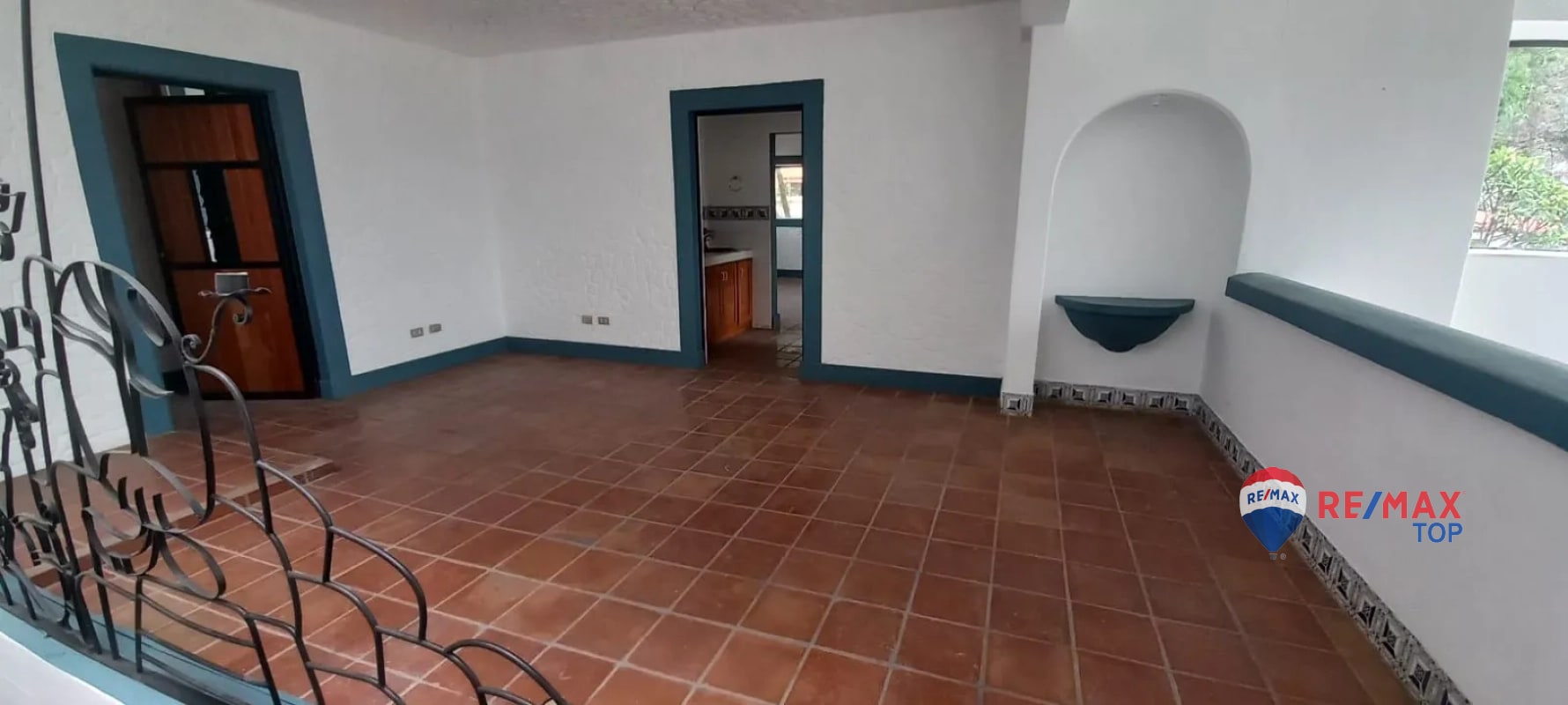 PANAJACHEL I CASA EN RESIDENCIAL l 2 APTO. INDEPENDIENTES AMPLIA PROPIEDAD CON JARDÍN FRONTAL Y POSTERIOR - 9