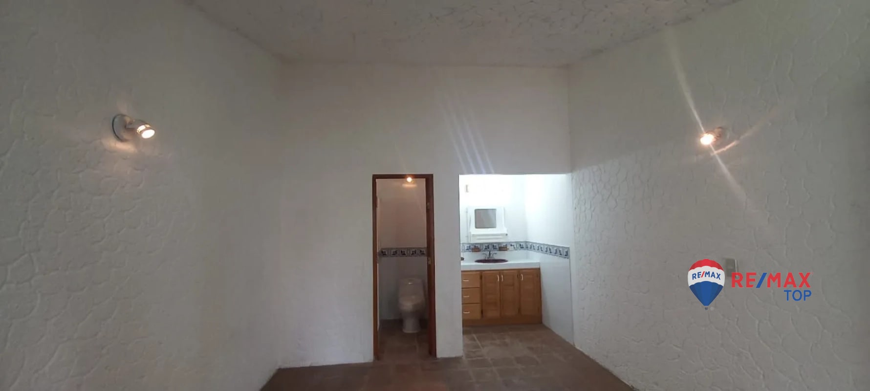 PANAJACHEL I CASA EN RESIDENCIAL l 2 APTO. INDEPENDIENTES AMPLIA PROPIEDAD CON JARDÍN FRONTAL Y POSTERIOR - 6