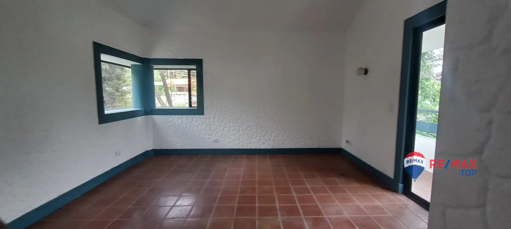 PANAJACHEL I CASA EN RESIDENCIAL l 2 APTO. INDEPENDIENTES AMPLIA PROPIEDAD CON JARDÍN FRONTAL Y POSTERIOR - 5