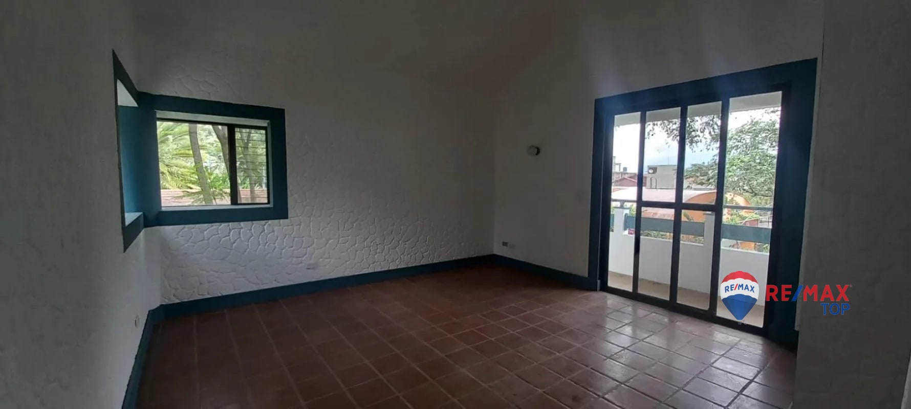 PANAJACHEL I CASA EN RESIDENCIAL l 2 APTO. INDEPENDIENTES AMPLIA PROPIEDAD CON JARDÍN FRONTAL Y POSTERIOR - 4