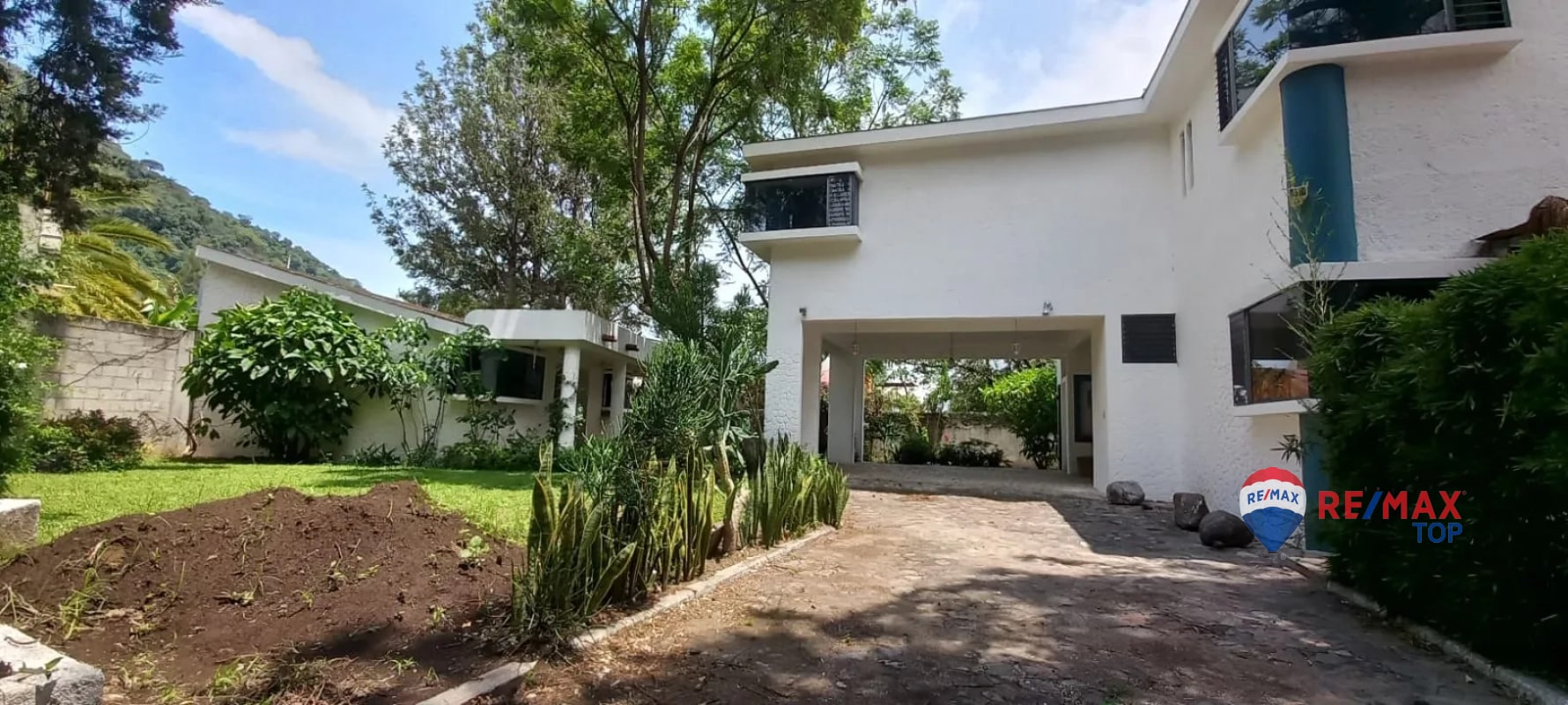 PANAJACHEL I CASA EN RESIDENCIAL l 2 APTO. INDEPENDIENTES AMPLIA PROPIEDAD CON JARDÍN FRONTAL Y POSTERIOR - 3