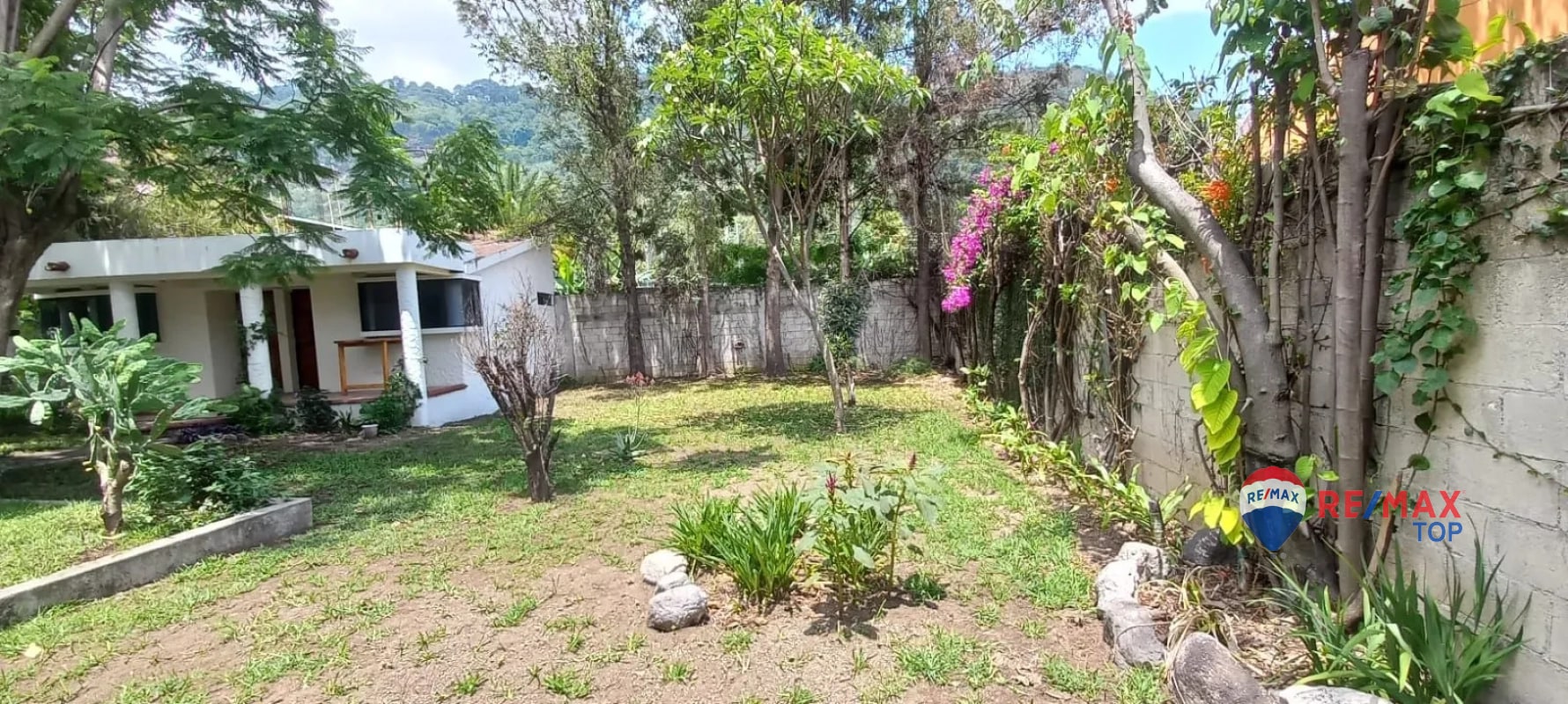 PANAJACHEL I CASA EN RESIDENCIAL l 2 APTO. INDEPENDIENTES AMPLIA PROPIEDAD CON JARDÍN FRONTAL Y POSTERIOR - 2