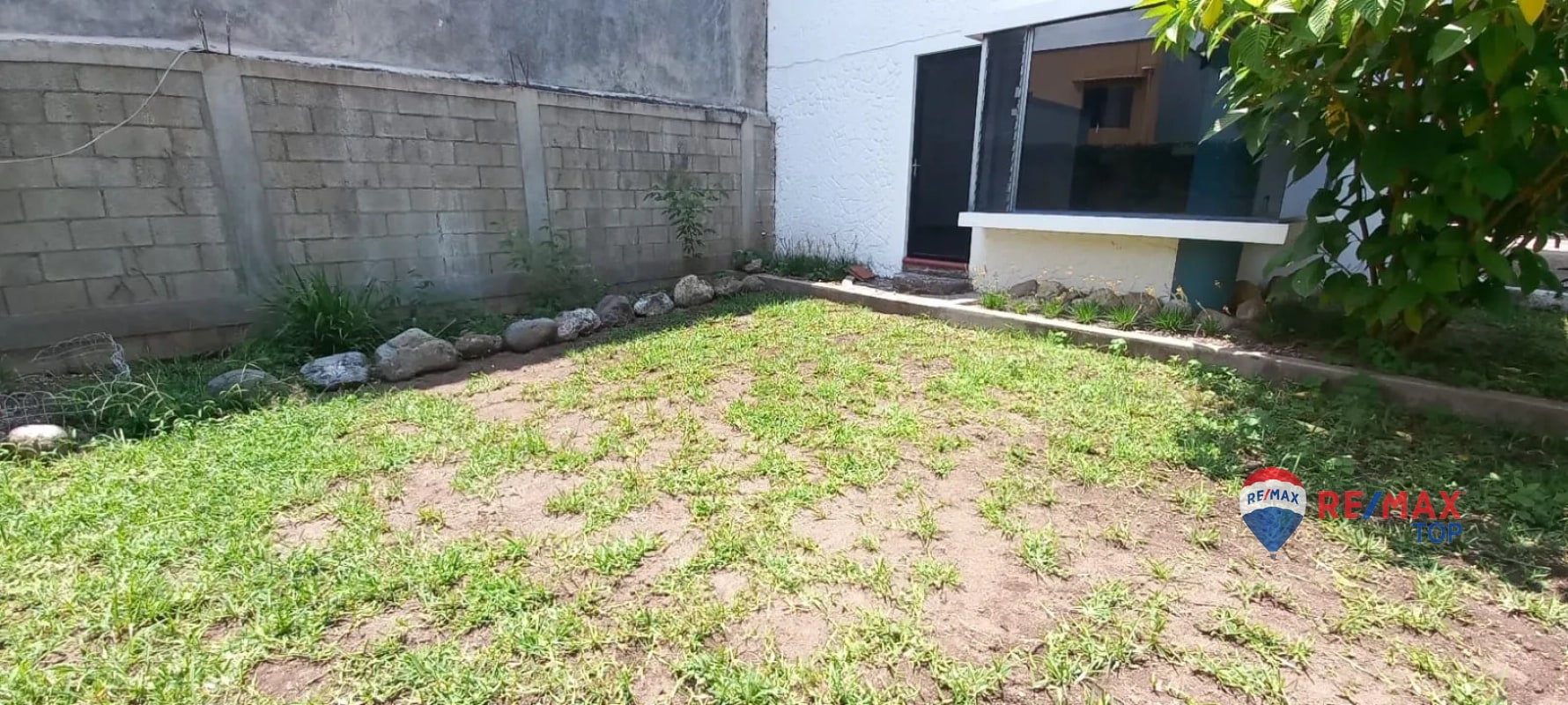 PANAJACHEL I CASA EN RESIDENCIAL l 2 APTO. INDEPENDIENTES AMPLIA PROPIEDAD CON JARDÍN FRONTAL Y POSTERIOR - 1