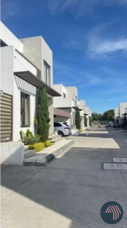 VENTA DE MODERNA CASA EXCELENTE UBICACIÓN - BLV. SAN CRISTOBAL - 12