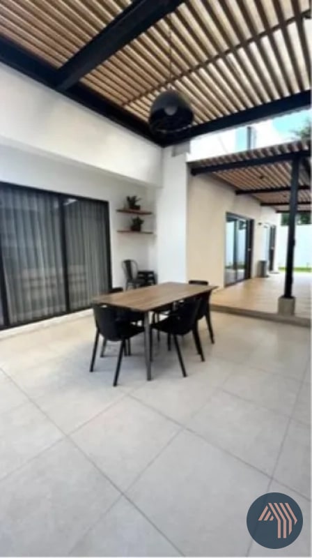 VENTA DE MODERNA CASA EXCELENTE UBICACIÓN - BLV. SAN CRISTOBAL - 5