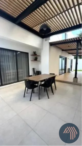 VENTA DE MODERNA CASA EXCELENTE UBICACIÓN - BLV. SAN CRISTOBAL — Casa en Venta en Zona 8 Mixco, Guatemala, Ciudad — miniatura 6 de 12