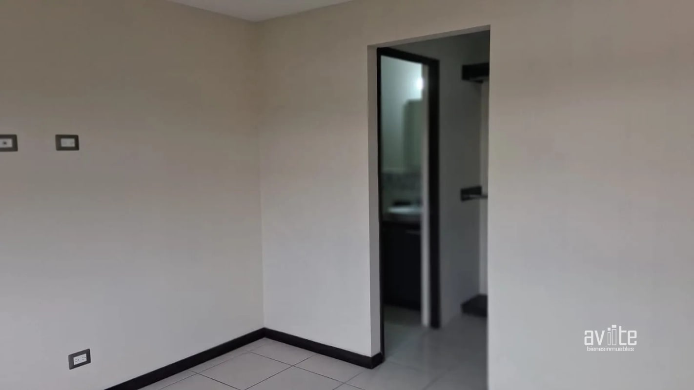 Condado Naranjo, aparamento nivel medio con balcón Q1,400,000 - 9