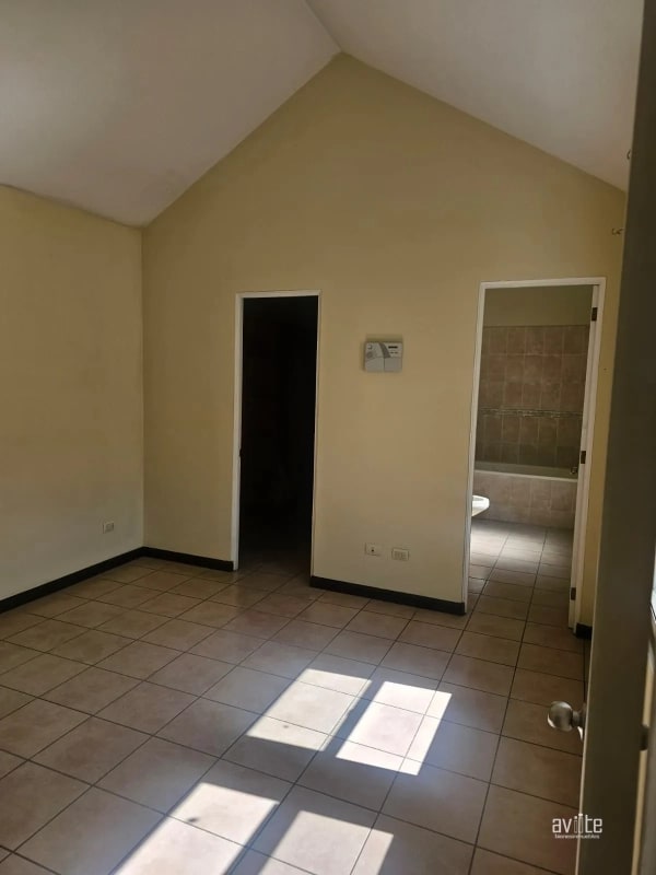 Condado Naranjo, casa Navarra dentro de Alameda Norte Q2,750,000 - 5