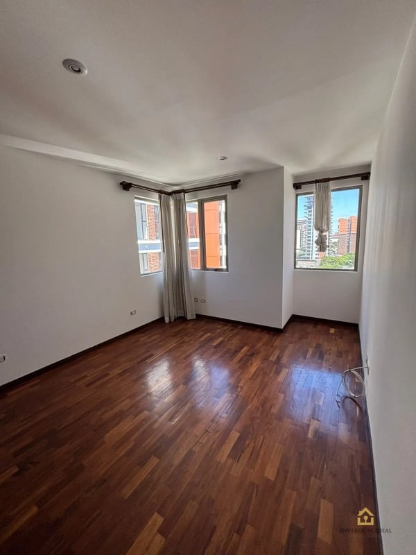 Apartamento en Torre Quatro, Zona 14 | 3 Hab + Balcón | $1,300 - 10