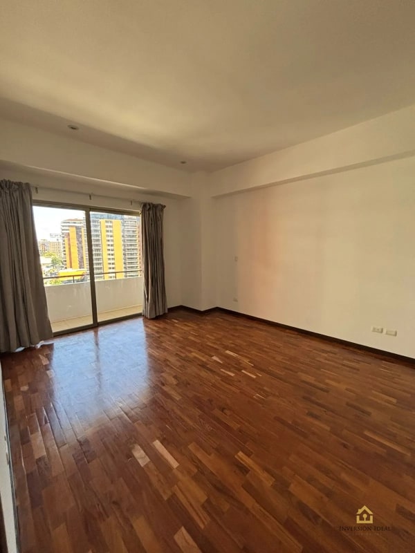 Apartamento en Torre Quatro, Zona 14 | 3 Hab + Balcón | $1,300 - 5