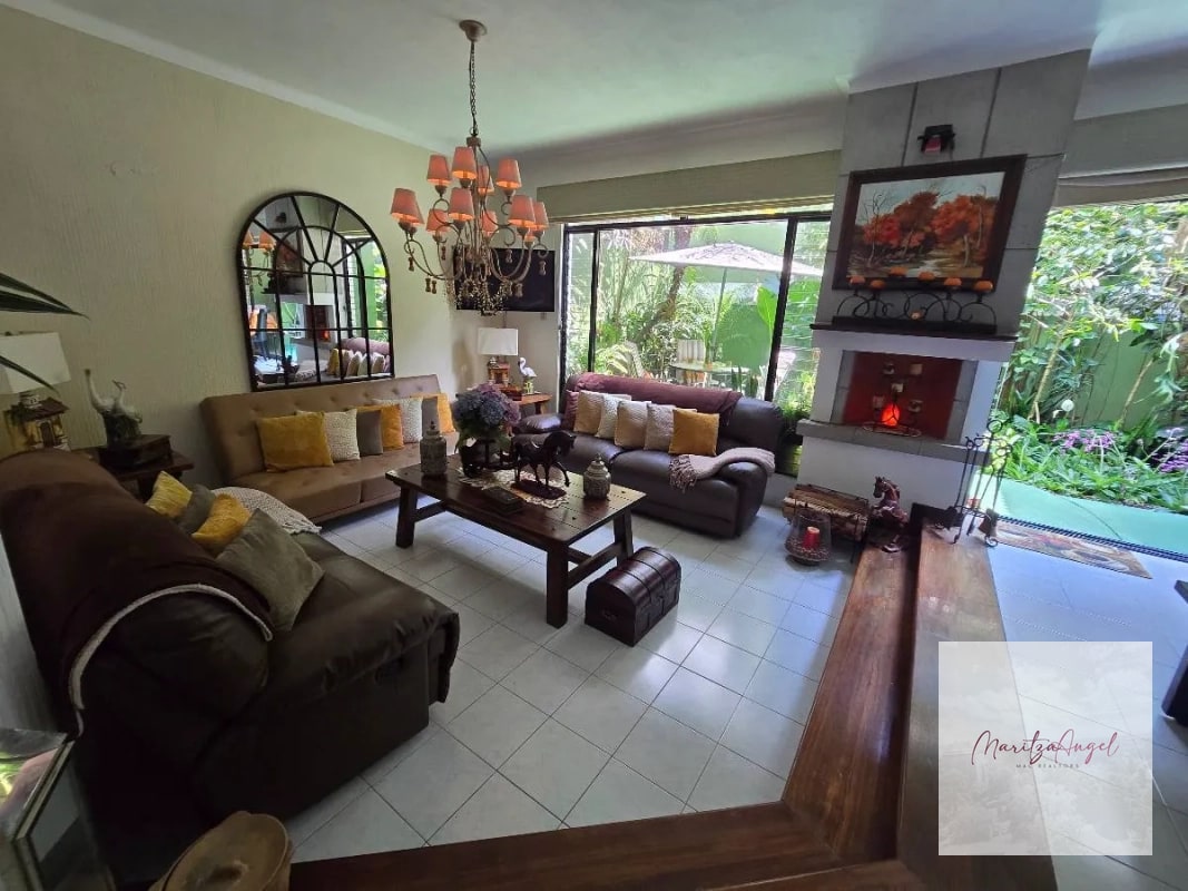 CASA EN VENTA EN ZONA 10 - 11