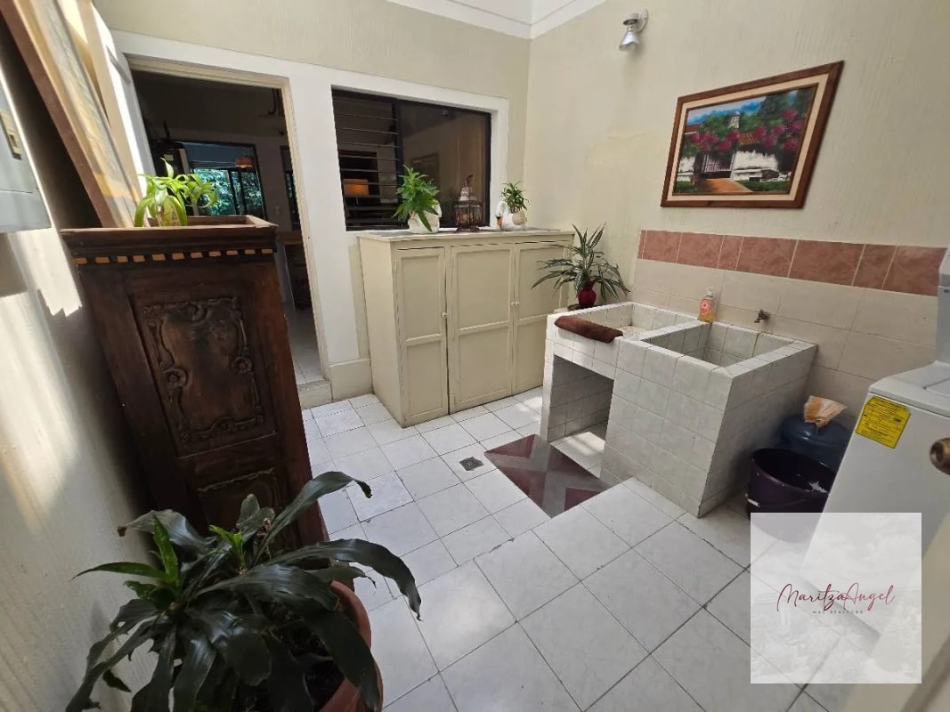 CASA EN VENTA EN ZONA 10 - 8