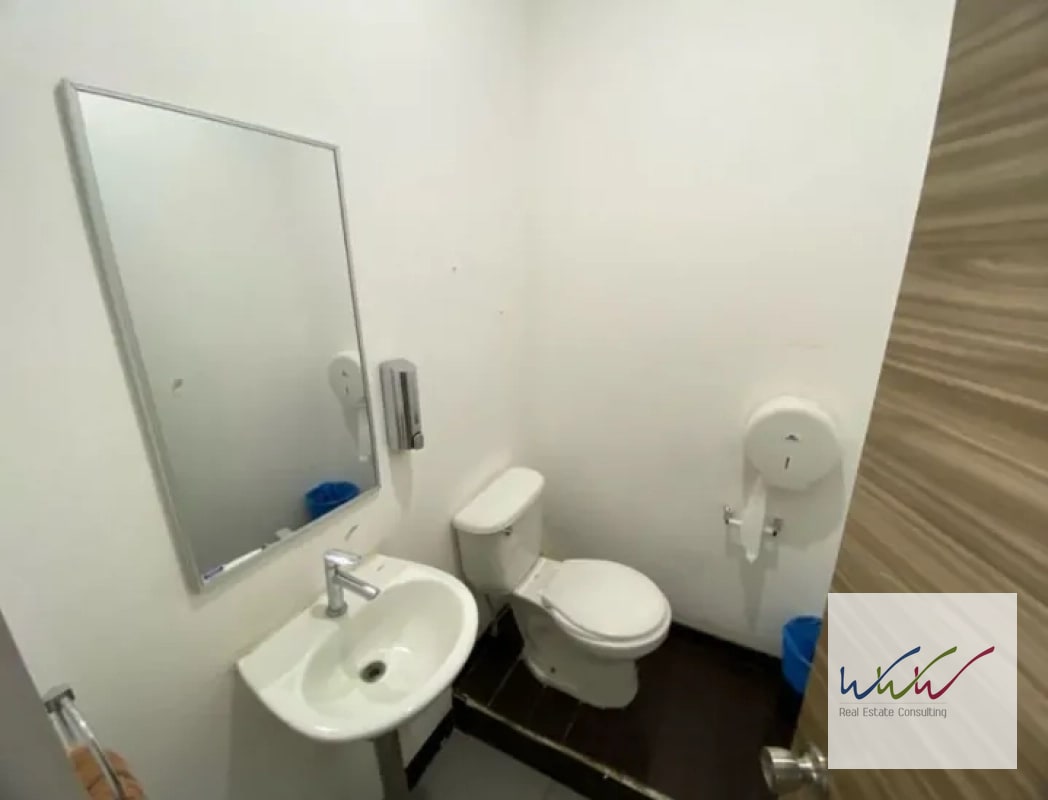 Rento Local Comercial de 208m2 en Design Center, Zona 10 - 1