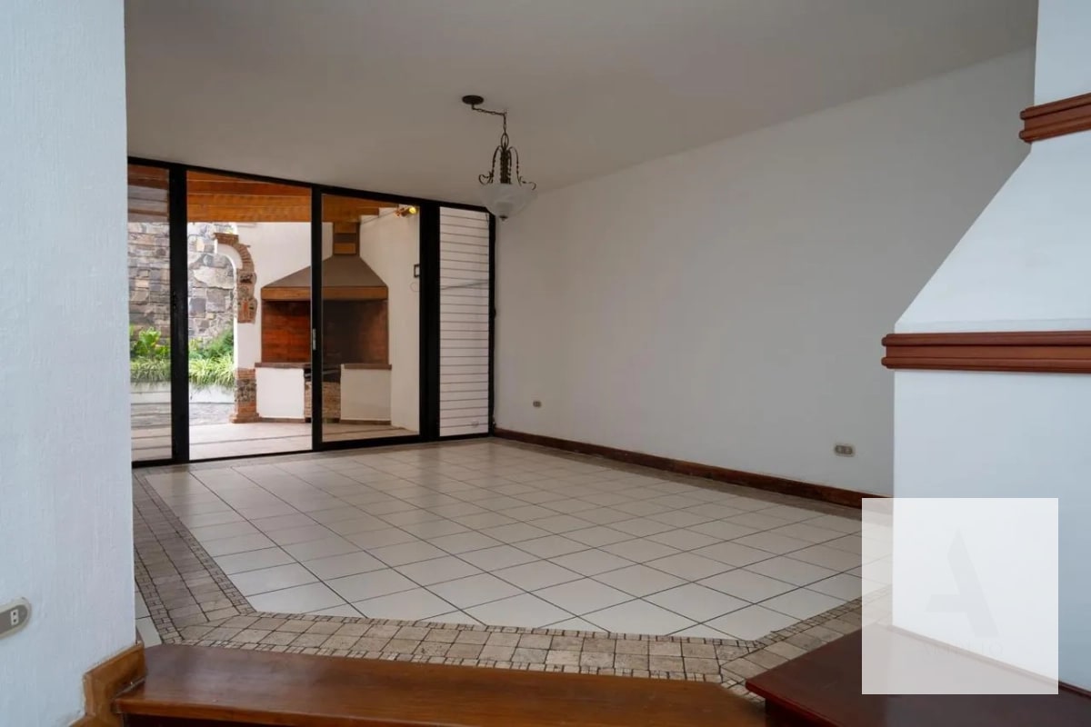 Casa en venta – Carretera a El Salvador, km 16.5 - 13