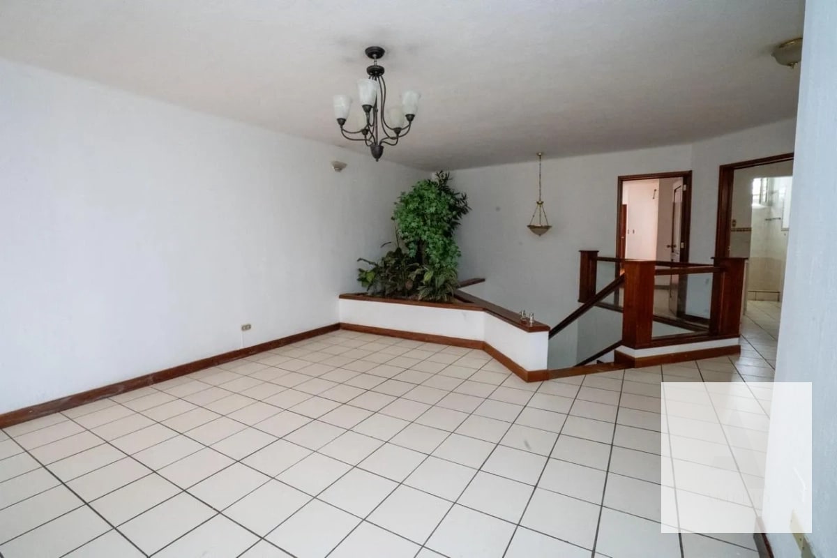 Casa en venta – Carretera a El Salvador, km 16.5 - 8