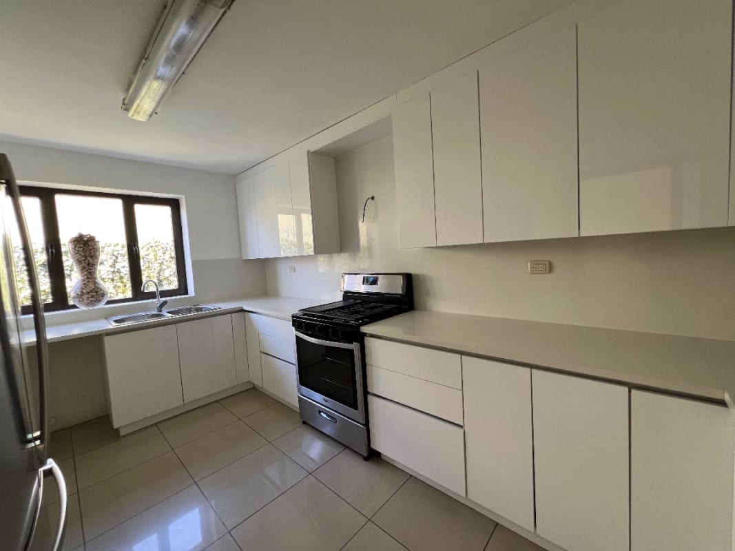 CASA VENTA A PASOS DE MINUTO MUXBAL CONDOMINIO EL CARMEN, 390 MTS2, 4 DORMITORIOS CASA UNO CON SU BAÑO, CERCA COLEGIO MONTESSORI $525,000 — Casa en Venta en Muxbal, Guatemala, Ciudad — foto 7 de 13