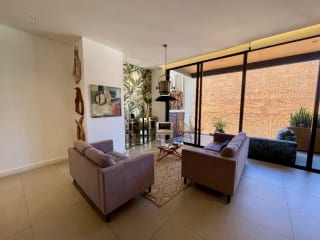 APARTAMENTO VENTA ZONA 10, MARANTA OAKLAND , 2 DORMITORIOS, SALA FAMILIAR, 2 PARQUEOS , BODEGA + DORMITORIO DE SERVICIO $550,000 + IMPUESTOS — Apartamento en Venta en Zona 10, Guatemala, Ciudad — miniatura 4 de 17