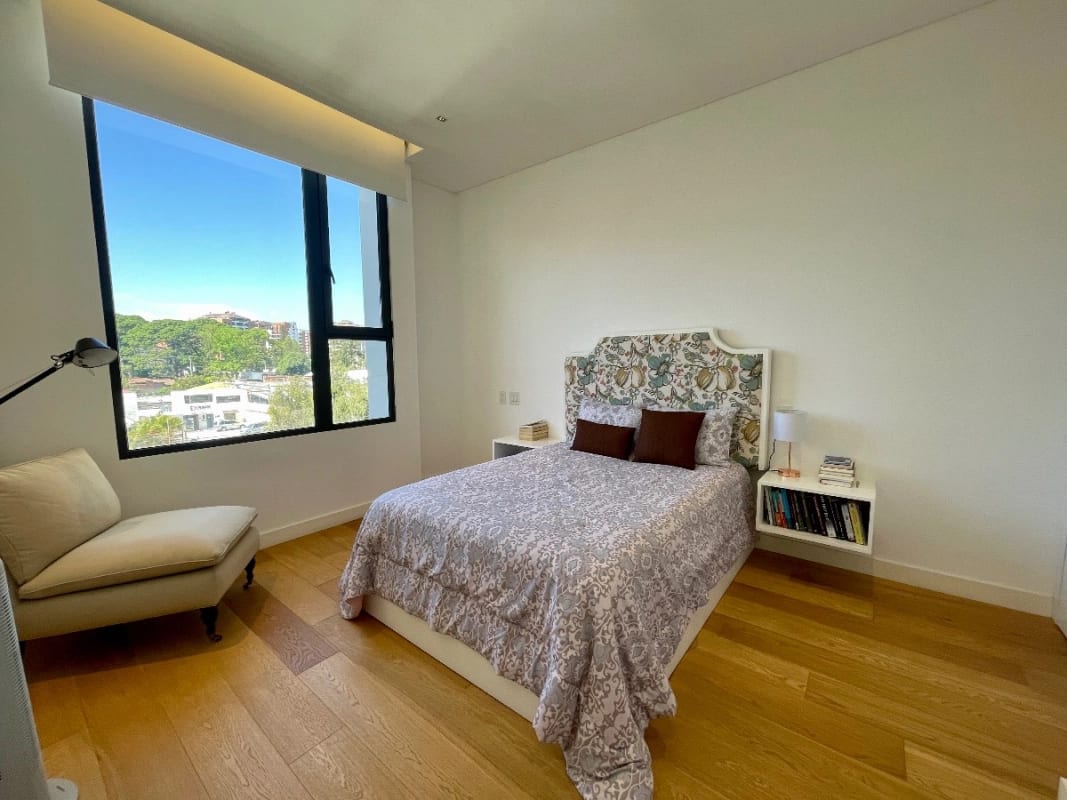 APARTAMENTO VENTA ZONA 10, MARANTA OAKLAND , 2 DORMITORIOS, SALA FAMILIAR, 2 PARQUEOS , BODEGA + DORMITORIO DE SERVICIO $550,000 + IMPUESTOS — Apartamento en Venta en Zona 10, Guatemala, Ciudad — foto 7 de 17