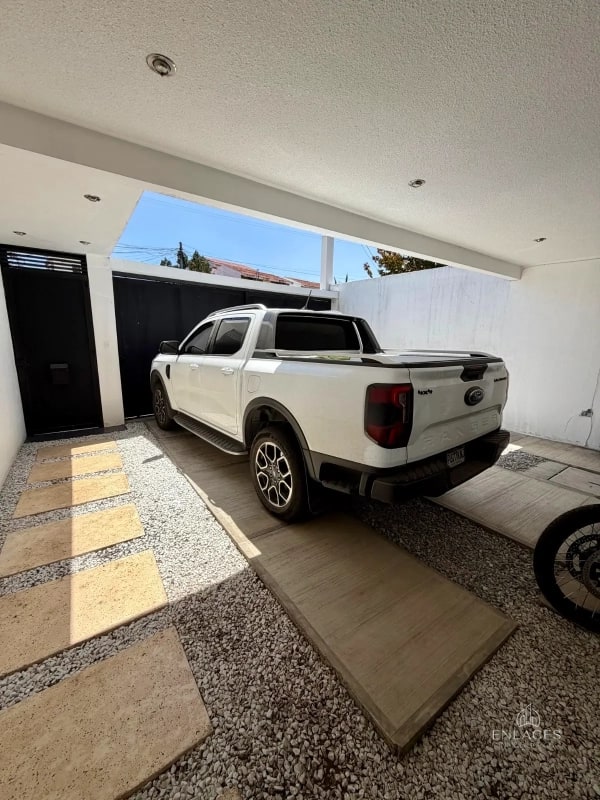 Zona 8 de Mixco • Casa en Renta • San Cristóbal • 3 habitaciones - 14