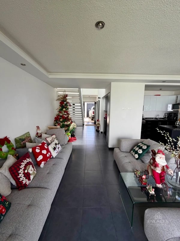 Zona 8 de Mixco • Casa en Renta • San Cristóbal • 3 habitaciones - 12