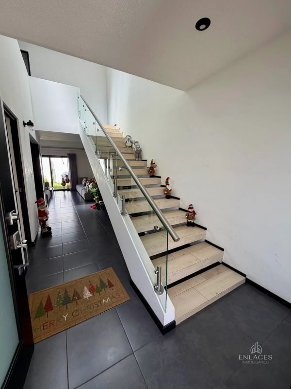 Zona 8 de Mixco • Casa en Renta • San Cristóbal • 3 habitaciones - 9