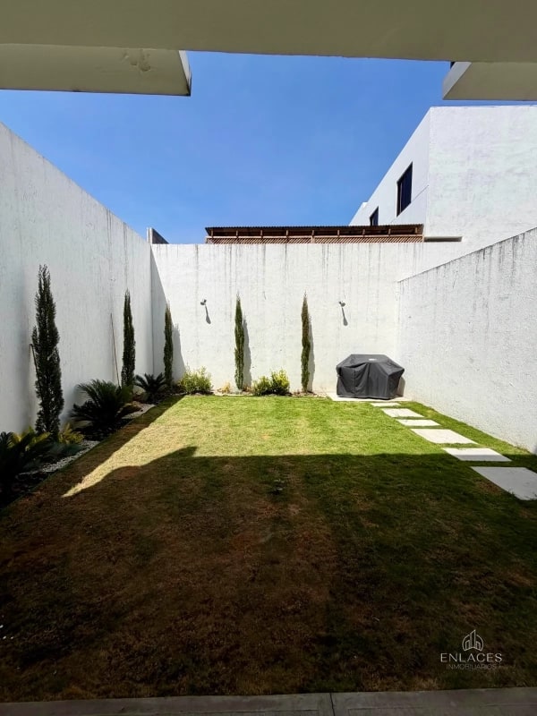 Zona 8 de Mixco • Casa en Renta • San Cristóbal • 3 habitaciones - 6