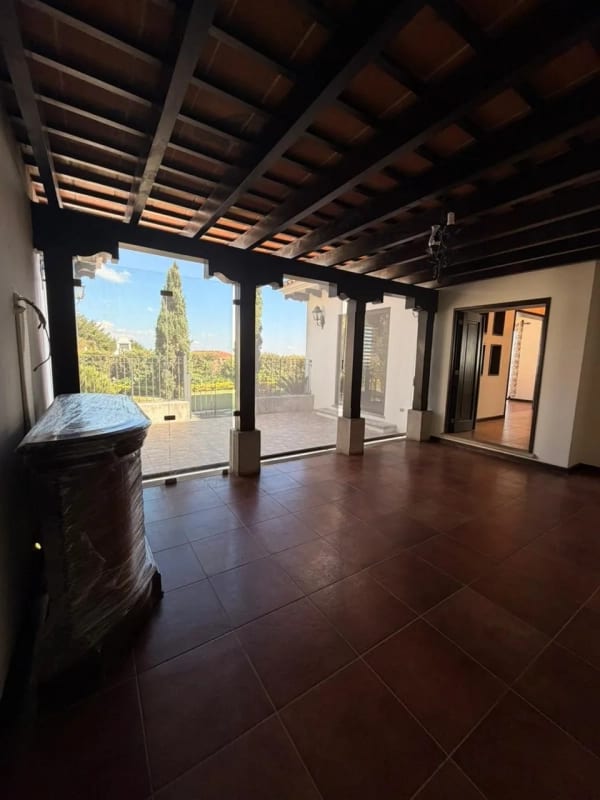 Preciosa residencia de un nivel en Lazos de Fraijanes — Casa en Venta en Lazos de Fraijanes, Carretera a El Salvador, Guatemala, Ciudad — foto 11 de 16