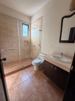 Preciosa residencia de un nivel en Lazos de Fraijanes — Casa en Venta en Lazos de Fraijanes, Carretera a El Salvador, Guatemala, Ciudad — miniatura 2 de 16