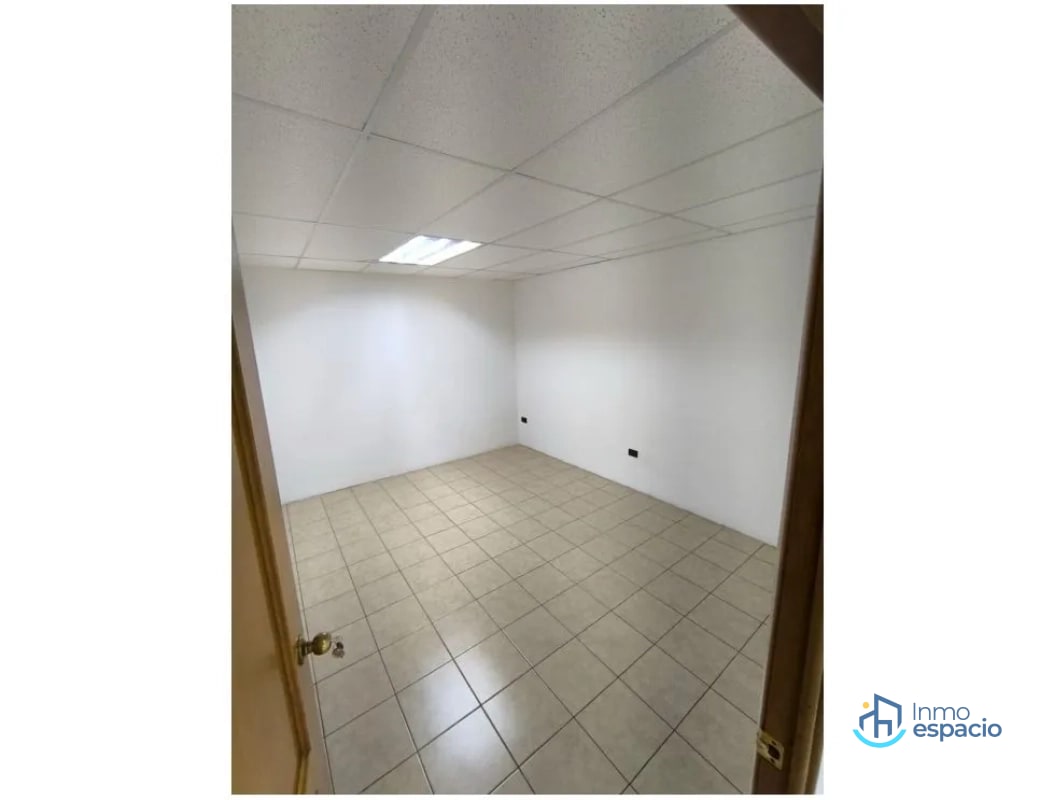 Oficina en Renta – Zona 10 | Frente a Oakland Mall y Design Center - 16