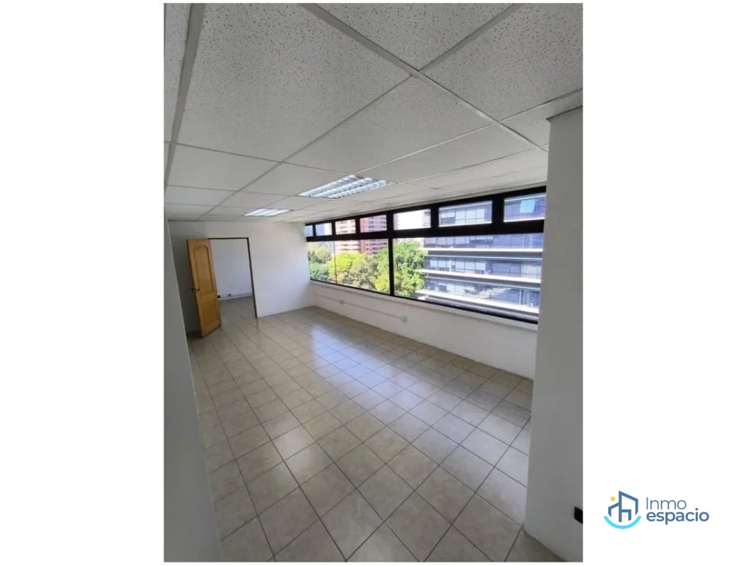 Oficina en Renta – Zona 10 | Frente a Oakland Mall y Design Center - 15