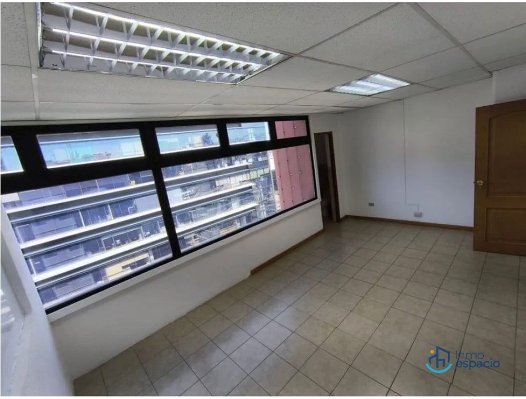 Oficina en Renta – Zona 10 | Frente a Oakland Mall y Design Center - 13