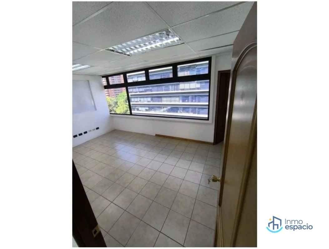 Oficina en Renta – Zona 10 | Frente a Oakland Mall y Design Center - 11