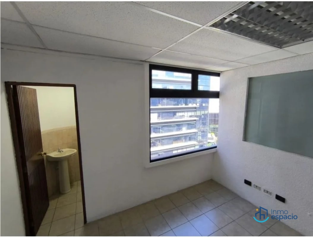 Oficina en Renta – Zona 10 | Frente a Oakland Mall y Design Center - 10
