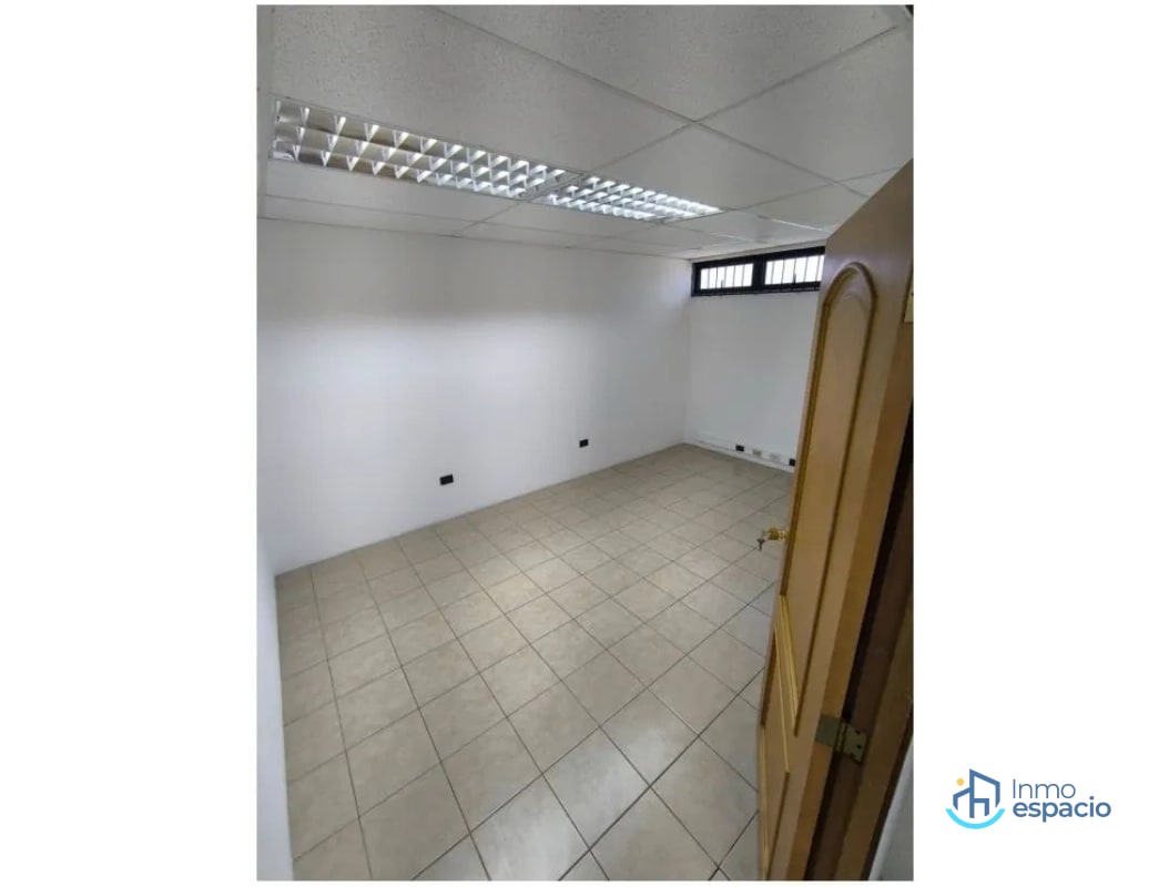 Oficina en Renta – Zona 10 | Frente a Oakland Mall y Design Center - 9