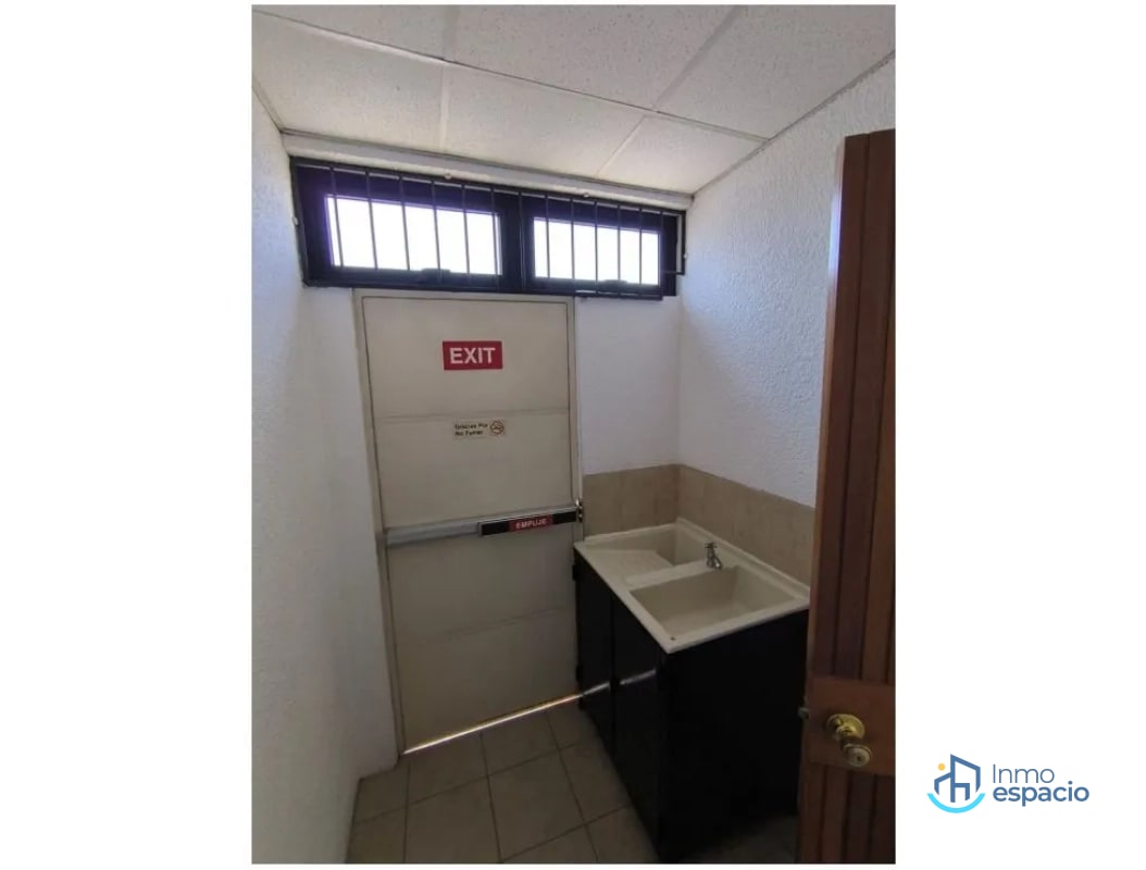 Oficina en Renta – Zona 10 | Frente a Oakland Mall y Design Center - 4