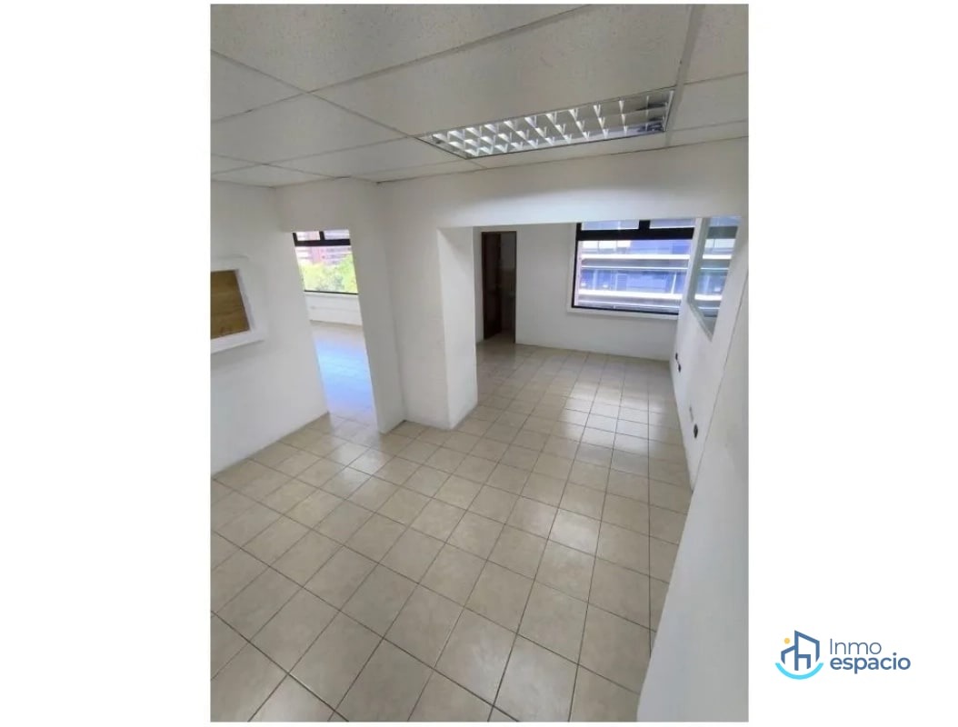 Oficina en Renta – Zona 10 | Frente a Oakland Mall y Design Center - 3