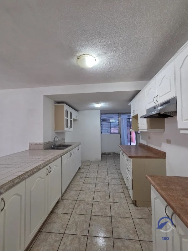 Amplio apartamento en renta en Balcones de Las Charcas, zona 11 - 11