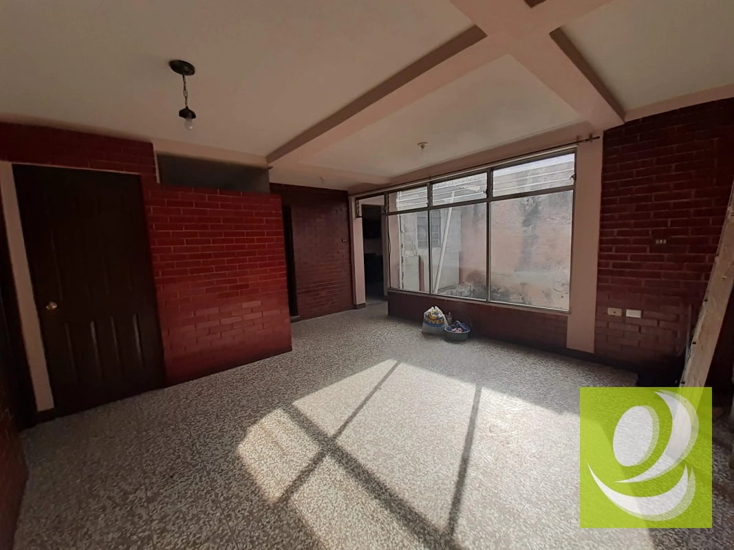 Propiedad En Venta con 4 Apartamentos Zona 3 Mixco - 2