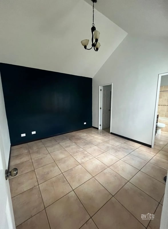 CONDADO NARANJO. Casa tipo Solana en venta, dentro de Alameda Norte $425,000 - 1