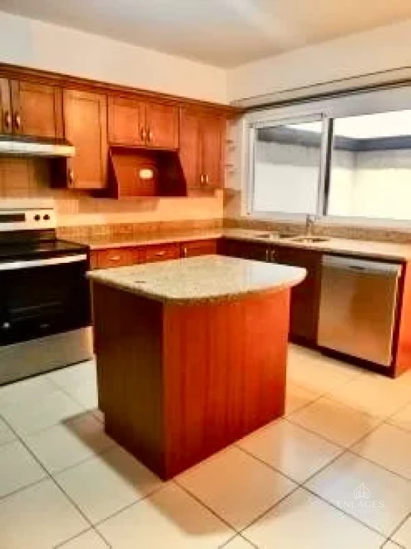 Zona 10 • Casa en Renta • Condominio Reina Sofía - 12