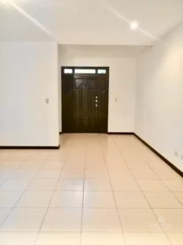 Zona 10 • Casa en Renta • Condominio Reina Sofía - 6