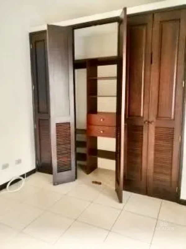 Zona 10 • Casa en Renta • Condominio Reina Sofía - 1