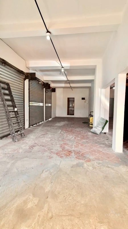 Esquina 32 Calle • Local en Renta • Avenida Bolívar • 140 M² - 1