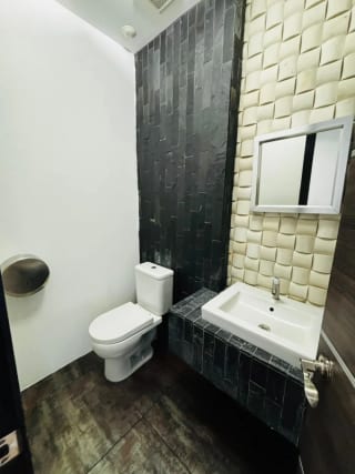 Oficina Amueblada de 130 mts en alquiler en zona 10 — Oficina en Alquiler en Zona 10, Guatemala, Ciudad — miniatura 8 de 12