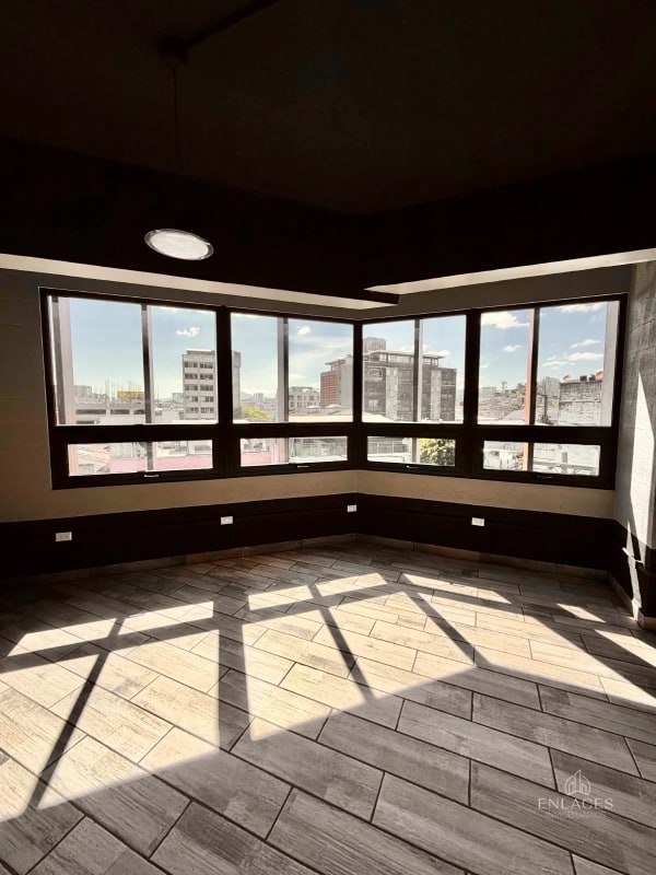 Zona 4 • Oficina en Renta • Edificio Séptimo • 42 M² - 7