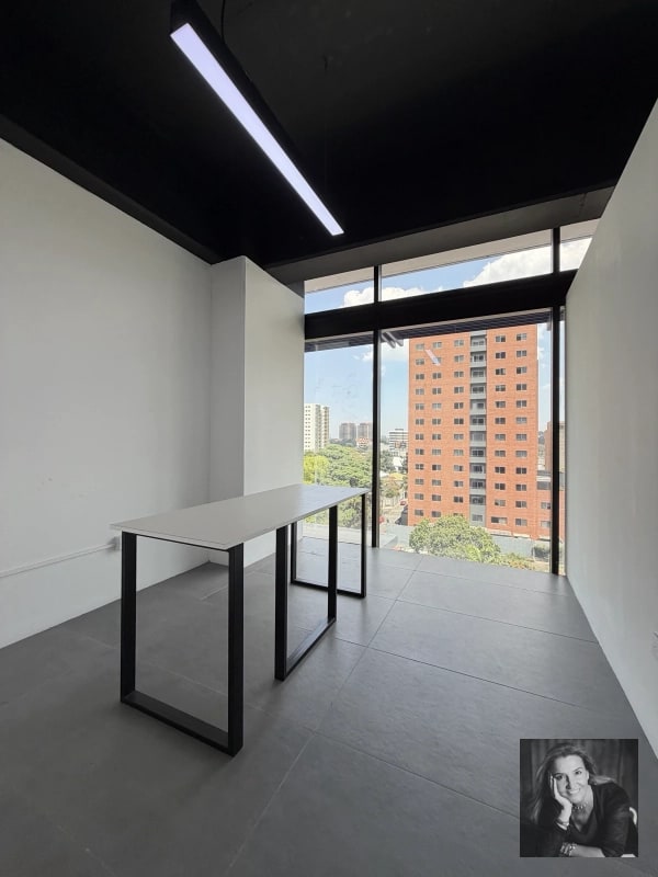 OFICINA EN RENTA – EDIFICIO 01010, ZONA 10 - 13