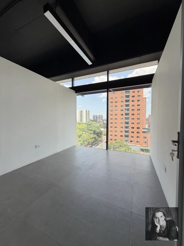 OFICINA EN RENTA – EDIFICIO 01010, ZONA 10 - 12
