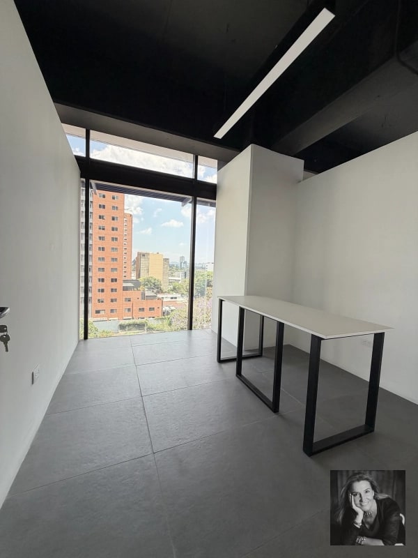 OFICINA EN RENTA – EDIFICIO 01010, ZONA 10 - 11